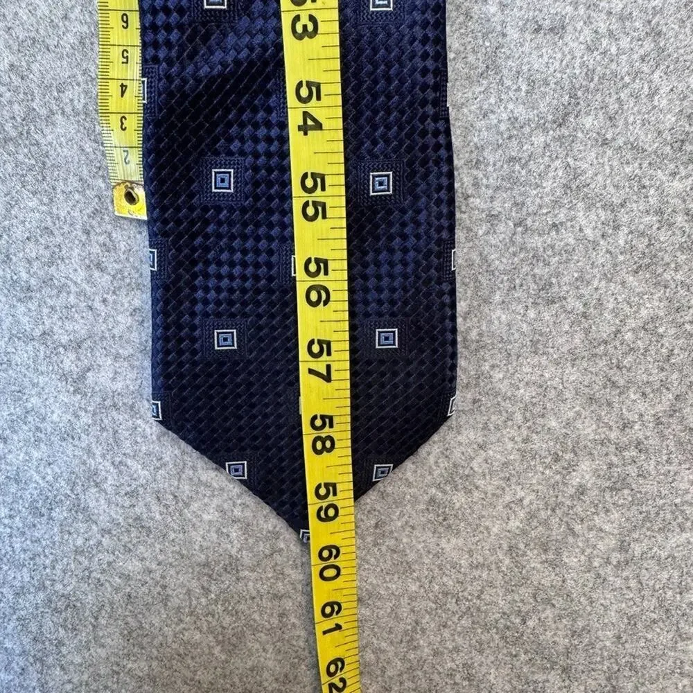 Donald Trump Signature Collection 100% Silk Navy Blue Geometric Neck Tie 60x4